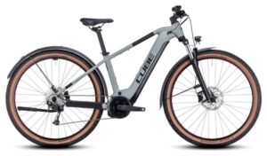 VTT Électrique Semi-Rigide Cube Reaction Hybrid Performance 500 Allroad Shimano Alivio 9V 500 Wh 27.5'' Gris Vert Swamp